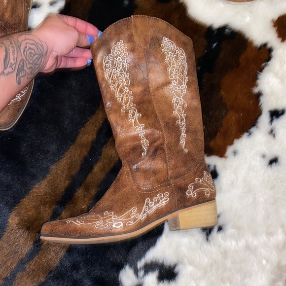 Boots - Picture 3 of 3